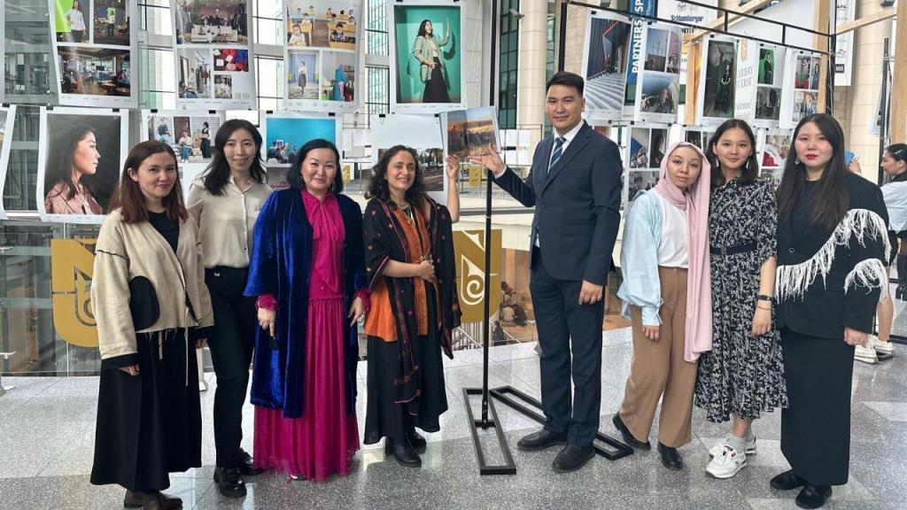 Олардың ШОБ жалпы көлемінен ЖІӨ-ге қосқан үлесі шамамен 40% құрайды, бұл көрсеткіш баяу, бірақ сөзсіз өсуде. Бұл туралы ҚР Сауда және интеграция министрінің бірінші орынбасары Айжан Бижанова 18 сәуірде NU-да өткен «Ұлы Дала ізашарлары: Қазақстанның іскер әйелдерінің шабыттандырар сұхбаттары» кітабының тұсаукесерінде айтты.