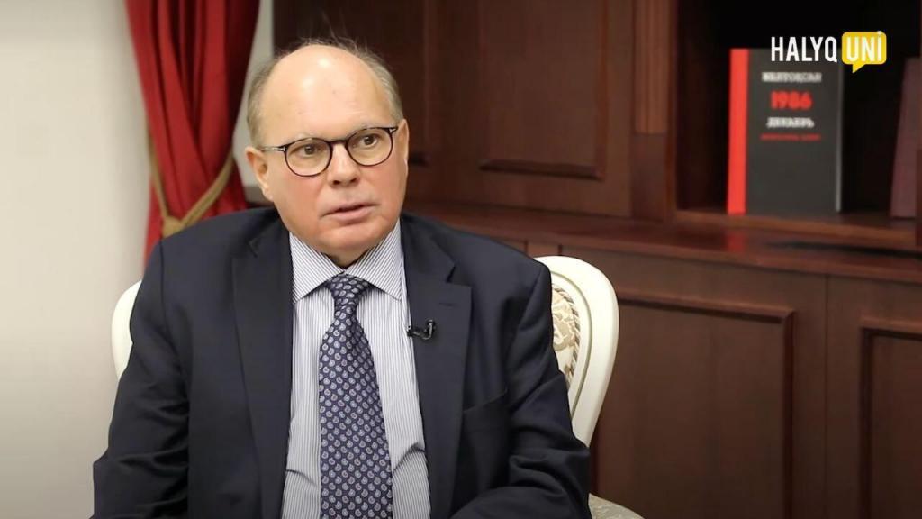 The well-known Turkologist, NU Professor Uli Schamiloglu, spoke about the Kazakh language status, the post-colonial impact on the culture and language, the reasons behind the Golden Horde’s fall, and the possibilities of uniting the Turkic peoples. The initiative to move to the Latin alphabet has become a severe problem because Kazakhstan is looking for a way different from the alphabet used by the Turkic-speaking peoples who have adopted the Latin script, he said in an interview with Halyq Uni.