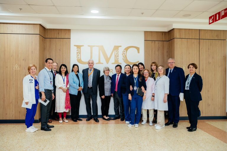 NU Медицина мектебі дәрігерлердің, медбикелердің, биомедициналық ғалымдар мен инноваторлардың болашақ буынын даярлау, сондай-ақ Қазақстанда денсаулық сақтау сапасын арттыру жөніндегі өз миссиясында жаңа межеге жетті. "University Medical Center" корпоративтік қоры (UMC), NU медицинасының негізгі элементі, биомедициналық инновациялар, білім беру және пациенттерге күтім жасау университетінің экожүйесі, Қазақстандағы, Орталық Азиядағы және ТМД-дағы алғашқы академиялық медициналық орталық (АМО) ретінде Joint Commission International (JCI) толық халықаралық аккредитациясын алды.