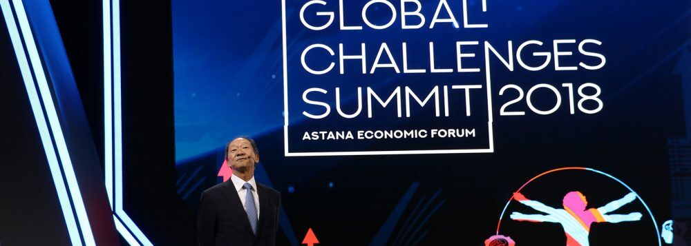 17 и 18 мая 2018 г, в рамках XI Астанинского экономического форума “Global Challenges Forum” (АЭФ) в Назарбаев Университете состоялся уникальный цикл встреч со спикерами AEF 2018 Global Challenges Summit. На территории кампуса, студентам, преподавателям и сотрудникам была предоставлена возможность послушать 16 публичных лекций известных экспертов и предпринимателей, среди которых основатель Shazam - Крис Бартон, известный кинорежиссер - Кшиштоф Занусси, геронтолог и математик - Обри де Грей и многие другие.