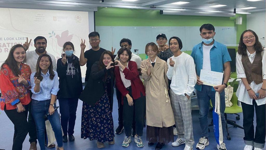 Жыл сайын 21 қыркүйекте атап өтілетін БҰҰ-ның Халықаралық бейбітшілік күнін мерекелеу аясында НУ кітапханасы Студенттік үкіметпен, Білім министрлігімен және Халықаралық студенттермен және мамандармен жұмыс жөніндегі офиспен әріптестікте НУ қоғамдастығында бейбітшілік нышанын нығайтуға арналған «Бейбітшілік дегеніміз не?»: «Бейбітшілік пен нәсілшілдік туралы әңгіме» атты іс-шараны НУ кітапханасының Қарқынды оқыту офисінде 2022 жылғы 21 қыркүйекте өткізді. Ағымдағы жылдағы «Нәсілшілдікті жою.