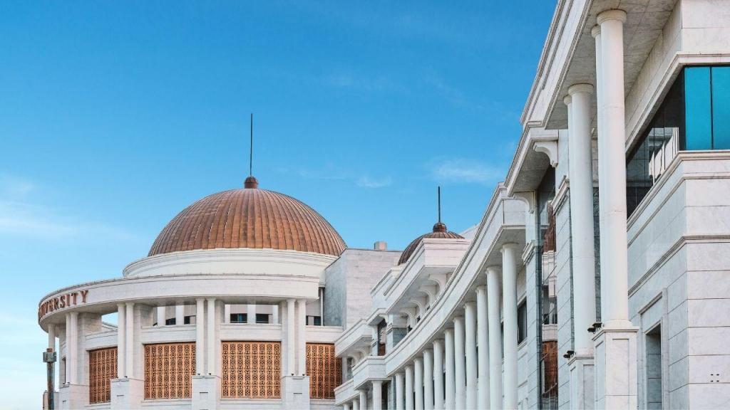 Назарбаев Университеті құрылған сәтінен бастап ғылымды, білім мен инновацияларды біріктіретін және халықаралық практикаларға негізделген, ТМД-дағы зерттеу университетінің жаңа бағдары мен моделіне айналды. Университет қызметінің негізгі қағидаттары меритократия және академиялық адалдық болып табылады.