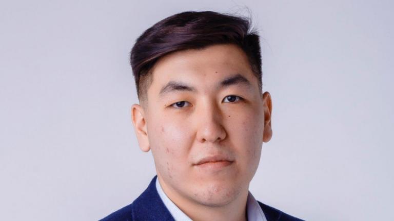 Сам он, окончив магистратуру Назарбаев Университета, присоединился к его профессорско-преподавательскому составу в качестве научного сотрудника Высшей школы государственной политики НУ. В программе Мади Ханафия отметил важные аспекты участия политологов в процессе управления страной, выстраивания коммуникаций с населением, и объяснил как стать профессиональным политологом.