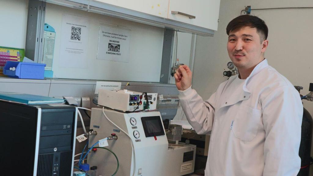 According to him, due to a certain reaction of a human body, a person’s breath may smell like acetone. The NU scientist's gas sensor measures the concentration of acetone in the breath and determines the level of glucose in the blood, reports El.