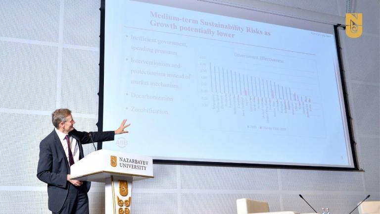 11 шілдеде Азия Инфрақұрылымдық Инвестициялар Банкінің (AIIB) Вице-президенті және Корпоративтік хатшысы Людгер Шукнехт Назарбаев Университетінде қонақтық дәріс оқыды. Демалыс уақытына қарамастан Назарбаев Университетінің ондаған студенттері мен оқытушылары экономикалық ортада беделді сарапшының дәрісіне қызығушылық танытты.