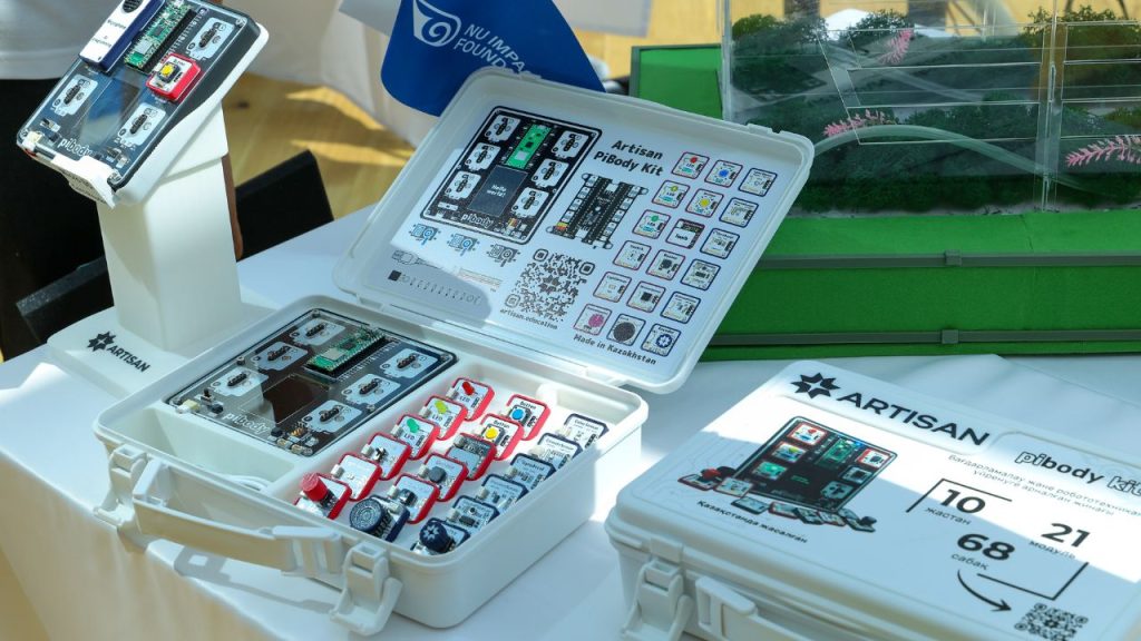 artizan Қазақстан мектептерінде робототехникаға арналған жабдықтар жиі толық пайдаланылмай жатады. Бұған тек материалдық мүмкіндік емес, мұғалімдердің жүктемесінің көптігі мен балаларға инженерлік және цифрлық дағдыларды үйрететін мамандардың тапшылығы да әсер етеді.