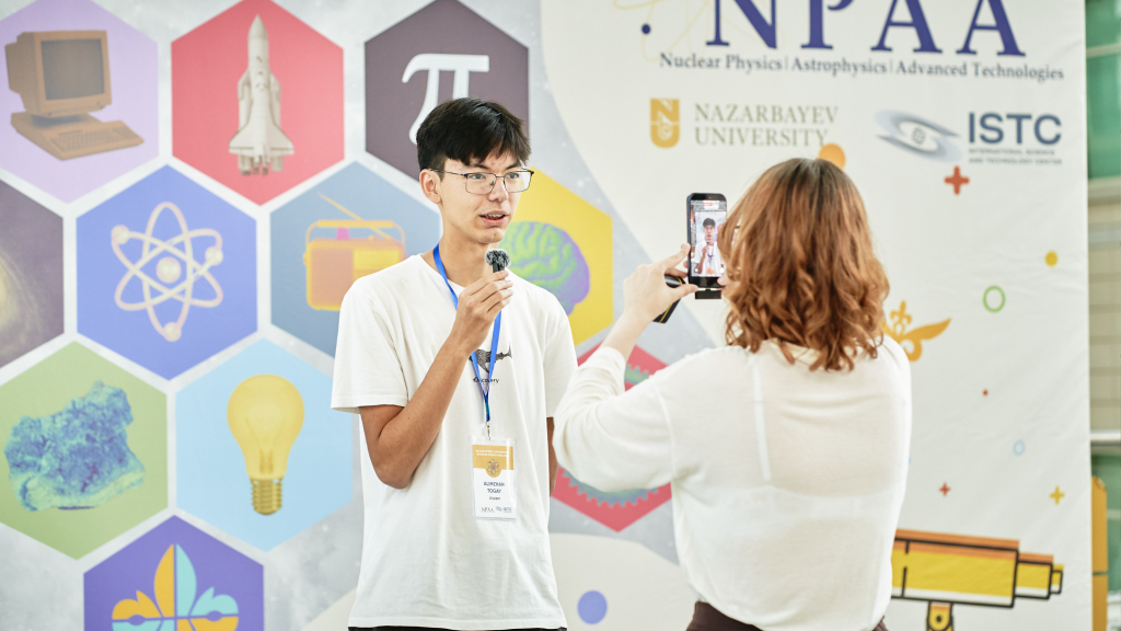 press sluzhba foto na sajt 2 1 Nazarbayev University Халықаралық ғылыми-техникалық орталығының (ХҒТО) қолдауымен ядролық физика, астрофизика және жетілдірілген технологиялар бойынша NPAA 2026 жазғы мектебін ашты. Төрт апталық бұл бағдарламаға Қазақстанның түкпір-түкпірінен 700-ден астам өтініш түсті — ал мектепке қабылданғандар небәрі 30. Олардың әрқайсысы эссе жазып, сұхбаттан өтіп, осы орынға лайық екенін дәлелдеді.
