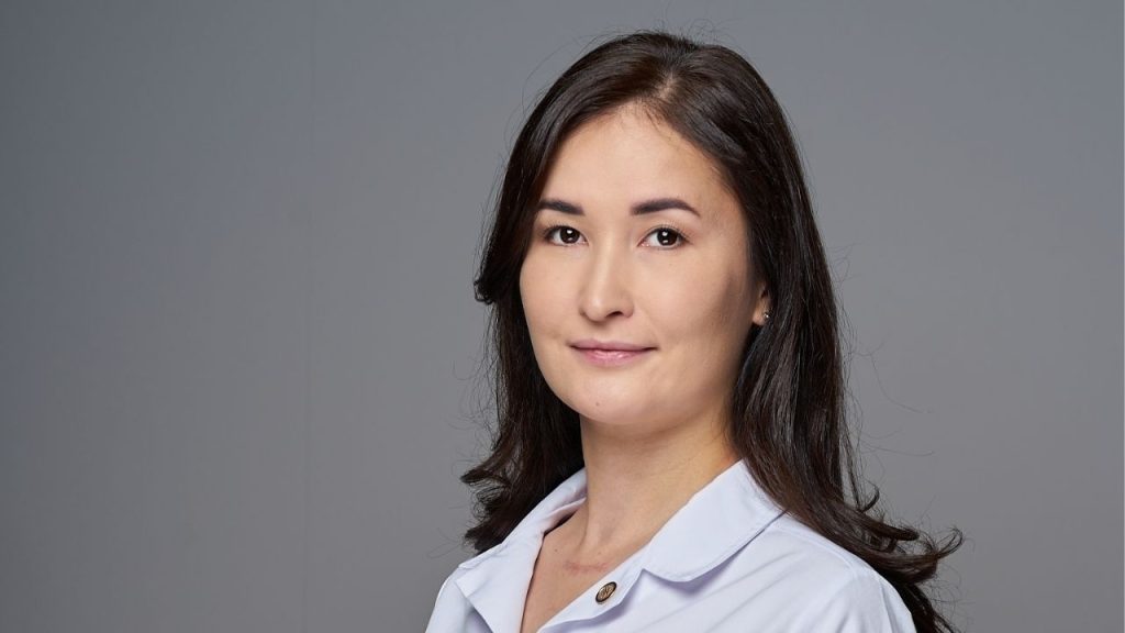 Білім, зерттеу, тәжірибе: денсаулық сақтау саласындағы NU түлектері 2 2 4 Nazarbayev University медицина мен денсаулық сақтау салаларының дамуына білім беруді, ғылыми зерттеулерді және клиникалық тәжірибені өзара сабақтастыра отырып үлес қосып келеді. Университеттің клиникалар, ауруханалар және Биомедициналық зерттеулер орталығын қамтитын медициналық кластері студенттерге алған білімдерін клиникалық тәжірибеде қолдануға мүмкіндік береді. Бүгінде NU түлектері дәрігер, зерттеуші, мейіргер және қоғамдық денсаулық сақтау маманы ретінде клиникаларда, ғылыми орталықтарда және денсаулық сақтау ұйымдарында еңбек етіп келеді.