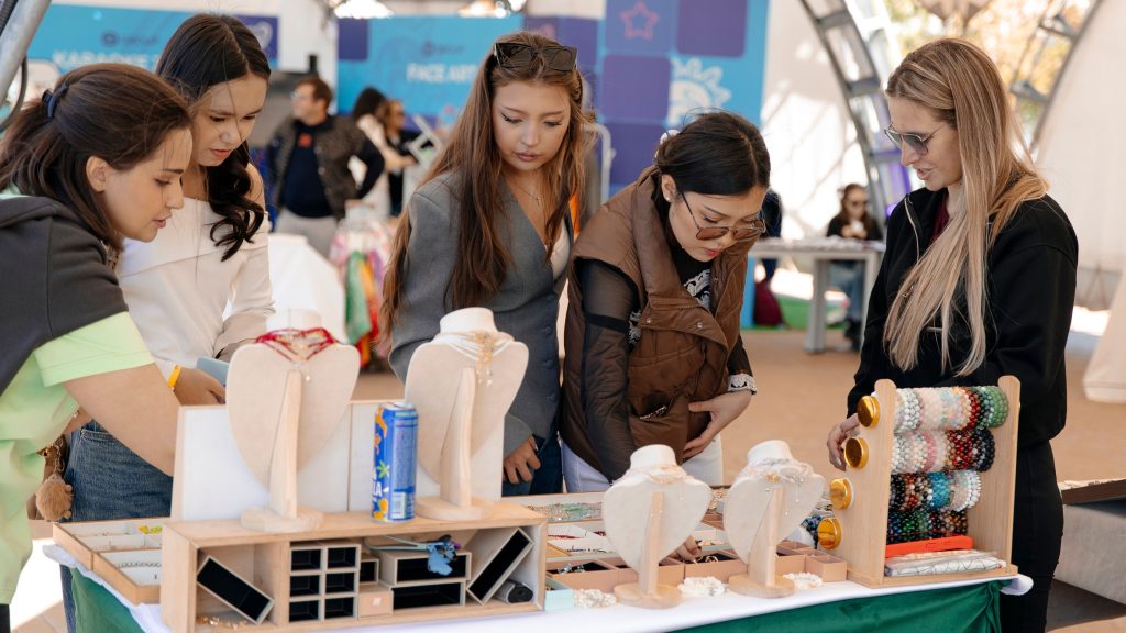 press sluzhba foto na sajt 2 15 29 тамызда Nazarbayev University (NU) университеттің 15 жылдығына орай NU Alumni Fest 2026 қайырымдылық фестивалін өткізді. Университет пен NU Alumni Association бірлесіп ұйымдастырған іс-шара NU Impact Foundation қорының қолдауымен өтті. Фестивальге университеттің 1 500 түлегі, студенттері, оқытушылары, қызметкерлері мен серіктестері қатысып, NU қауымдастығының байланысын нығайтуға мүмкіндік алды. Іс-шараға сатылған билеттерден 7 млн теңге жиналды. Қаражаттың барлығы қоғамдық белсенділігімен ерекшеленетін NU студенттеріне қосымша шәкіртақы тағайындауға бағытталады.&nbsp;