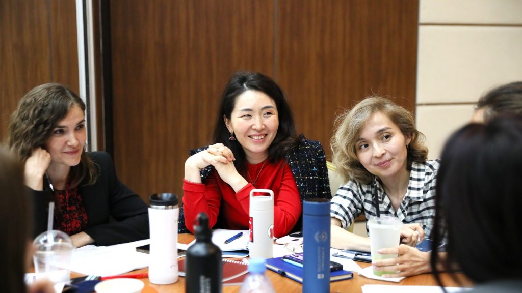 80 сотрудниц NU стали участницами программы She Leads 1 press sluzhba foto na sajt 2 7 Nazarbayev University (NU) продолжает развивать инициативы, направленные на поддержку женского лидерства и профессионального развития женщин. 80 сотрудниц университета участвуют в международной программе She Leads, реализуемой в партнерстве с британской организацией Advance HE.