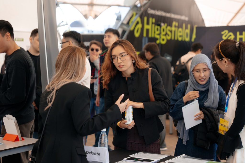 NU Alumni Fest студенттерге арналған шәкіртақыға 7 млн теңге жинады 1 whatsapp image 2026 08 31 at 17.49.04 29 тамызда Nazarbayev University (NU) университеттің 15 жылдығына орай NU Alumni Fest 2026 қайырымдылық фестивалін өткізді. Университет пен NU Alumni Association бірлесіп ұйымдастырған іс-шара NU Impact Foundation қорының қолдауымен өтті. Фестивальге университеттің 1 500 түлегі, студенттері, оқытушылары, қызметкерлері мен серіктестері қатысып, NU қауымдастығының байланысын нығайтуға мүмкіндік алды. Іс-шараға сатылған билеттерден 7 млн теңге жиналды. Қаражаттың барлығы қоғамдық белсенділігімен ерекшеленетін NU студенттеріне қосымша шәкіртақы тағайындауға бағытталады.