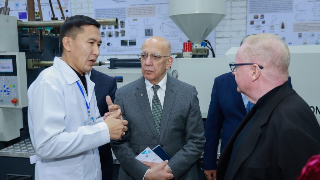 1 7–8 қазанда Назарбаев Университетінің (NU) президенті Вакар Ахмад бастаған делегация Шығыс Қазақстан облысына жұмыс сапарымен барды. Сапар барысында университет өкілдері өңір басшылығымен кездесіп, облыстағы екі жоғары оқу орны мен «Қазцинк» металлургиялық компаниясында болды. Сапардың негізгі мақсаты – ғылым, білім беру және инновациялар саласындағы ынтымақтастықты кеңейту, сондай-ақ университеттер мен өңірдің өнеркәсіптік кәсіпорындары арасындағы байланысты дамыту.