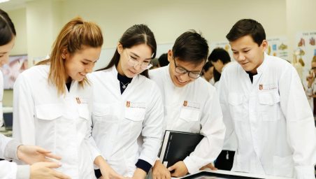 Еуразиялық жоғары білім беру және денсаулық сақтау сапасын аккредиттеу және кепілдендіру орталығы (ECAQA) Еуропалық жоғары білім сапасына кепілдік беру қауымдастығының құрамына кіреді, сондай-ақ оны Дүниежүзілік медициналық білім беру федерациясы мойындайды. Бес жылдық аккредиттеу NU-дың “Медицина ғылымдарының докторы” бағдарламасы сапа мен озық медициналық білім берудің қатаң стандарттарына сәйкес келетінін растайды.